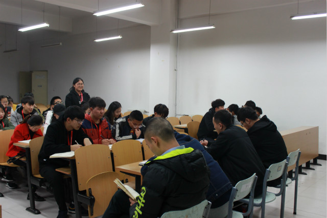 人人提案创新 凝聚教育核心——经济管理系学生座谈会