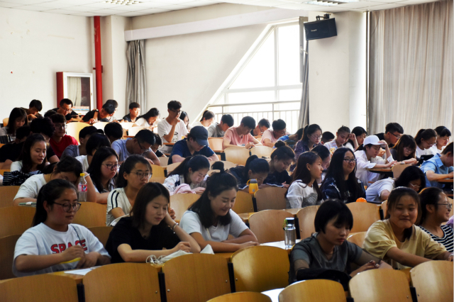 心系食品安全 健康生活伴我行——经济与管理学院举办食品安全教育讲座