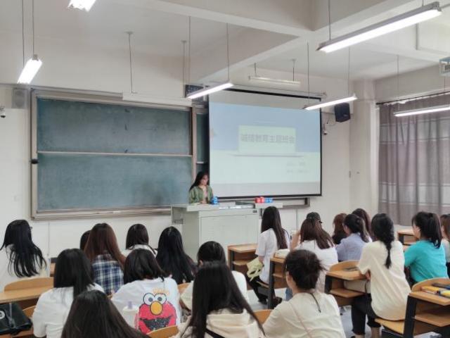 【思政教育】学以载道,诚信为本--经济与管理学院开展“诚信考试宣传”教育