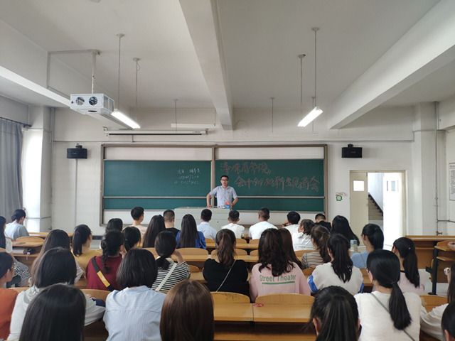 淬炼商学院开展迎新服务工作