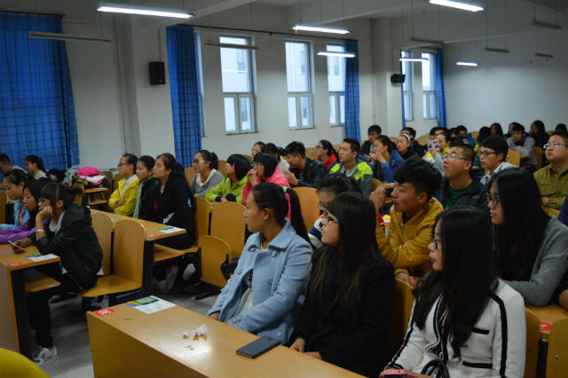 图书汇聚智慧,入馆知识先知 ——记经管系14级新生入馆教育主题班会