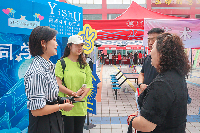 【迎新工作】咔嚓：定格“迎新家校互动”的第一个画面
