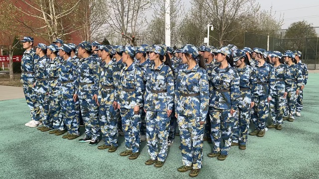 【国防教育】智能学子展风貌 军事训练飒英姿