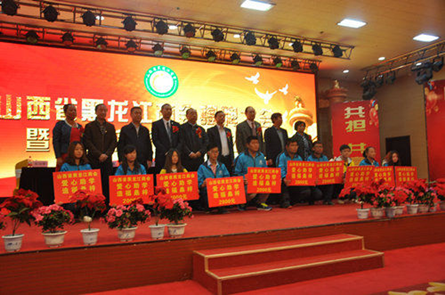 捐资助学暖桑梓，爱心救困助英才