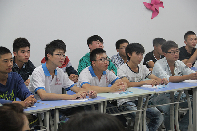 远景学院2014新生交流座谈会顺利召开