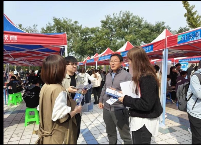 【学生管理】多种方式齐发力,拓展渠道促就业 ——淬炼·国际商学院毕业班辅导员10月促就业在行动