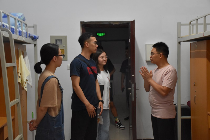 团圆中秋月 浓浓师生情——大数据学院、信息工程学院老师走访新生宿舍