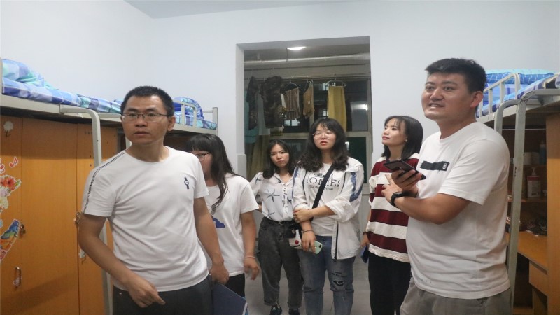深入关心进宿舍,搭建浓浓师生情——外语系领导老师走访新生宿舍
