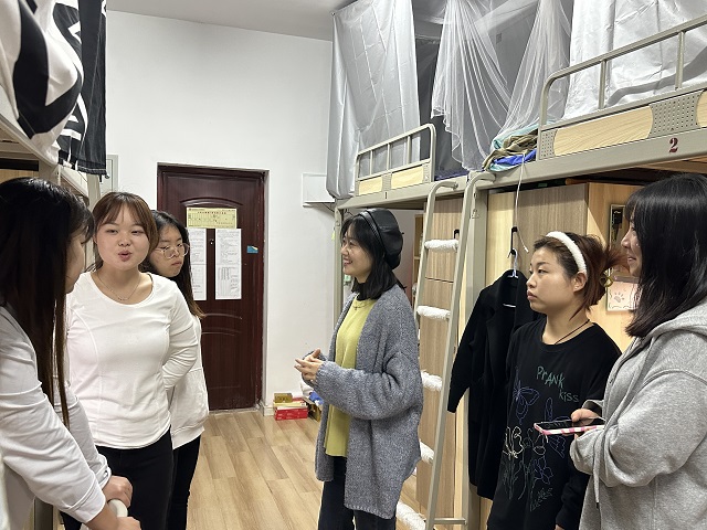 【学生管理】关怀入“寝” 安全进“室” ——商务英语学院开展宿舍安全卫生检查工作