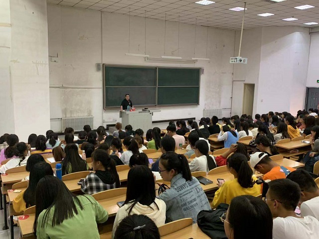 淬炼商学院2019级辅导员召开国庆离校安全教育主题班会