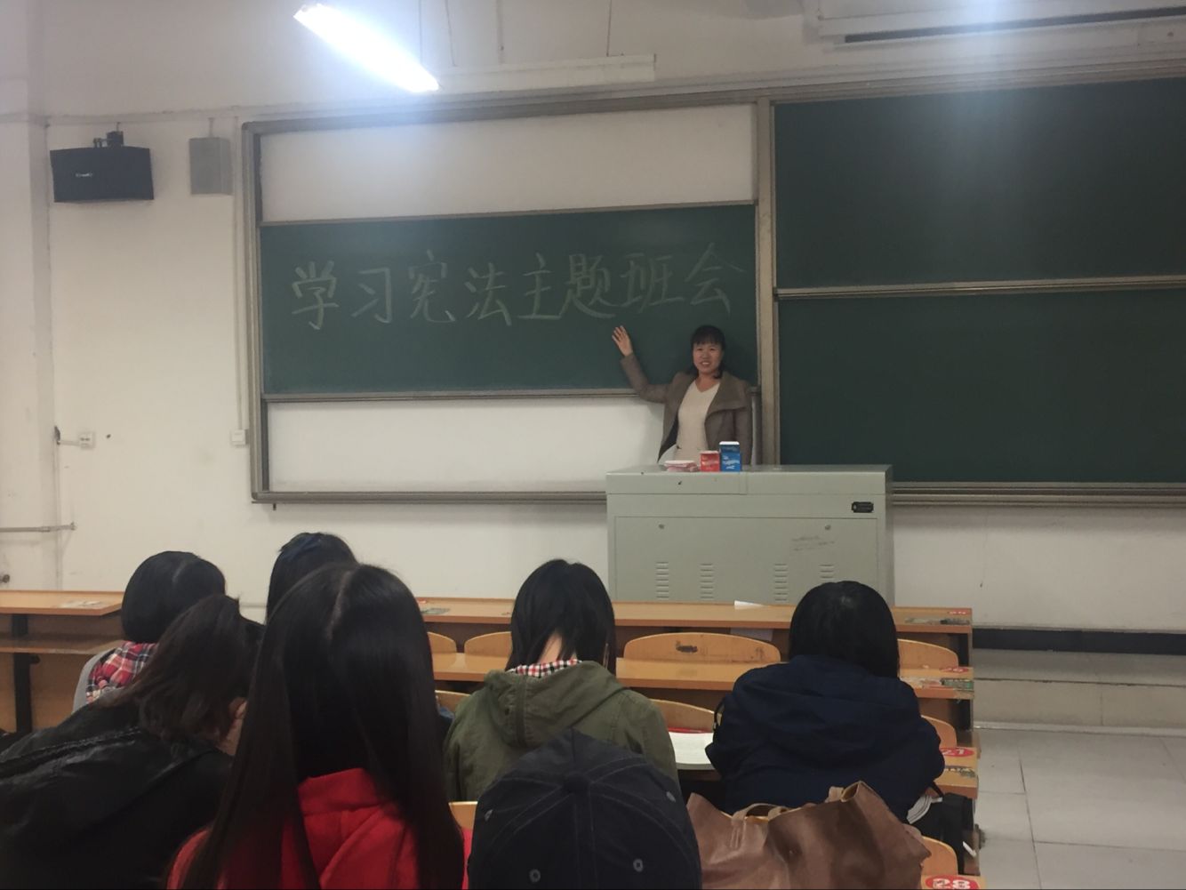 环境科学与食品工程系开展“弘扬宪法精神,树立宪法权威”主题班会