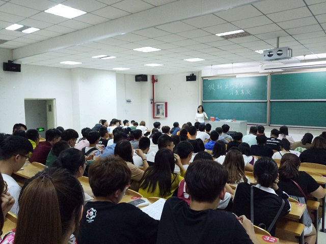注意事项记心间 假期安全伴我行——艺术传媒系2016级“国庆假前安全教育”主题班会