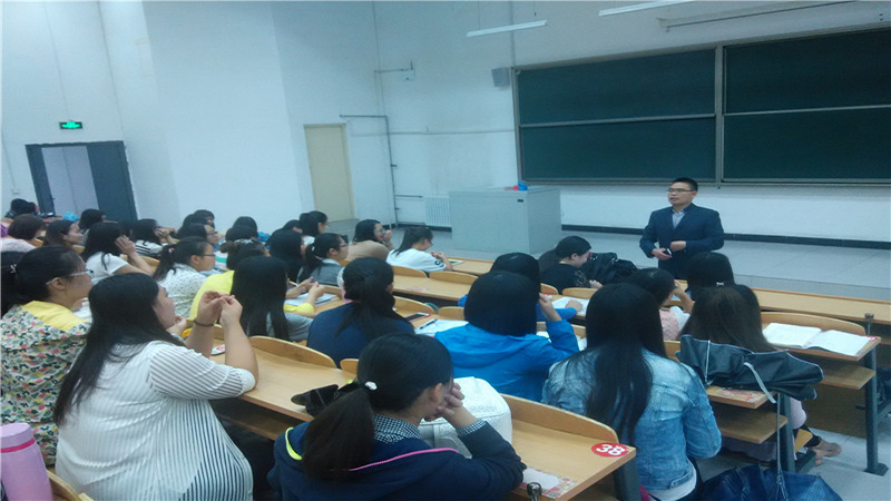 追逐梦想 笑傲人生——外语系召开大四毕业生大会