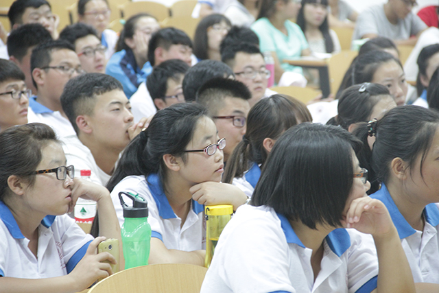 远景学院召开2014级新生入学教育大会