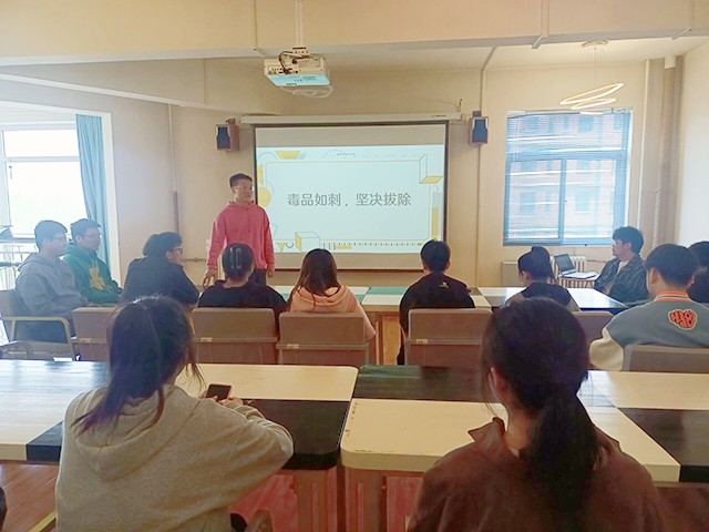 “毒品如刺,坚决拔除”禁毒教育主题班会