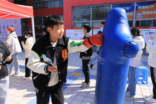 第四届“拥抱阳光,青春无悔”精神卫生月专题活动之户外宣传活动圆满举行