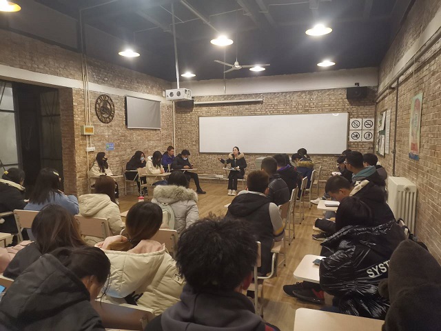 安全在于警惕 事故出于麻痹-远景学院组织开展人身安全主题班会