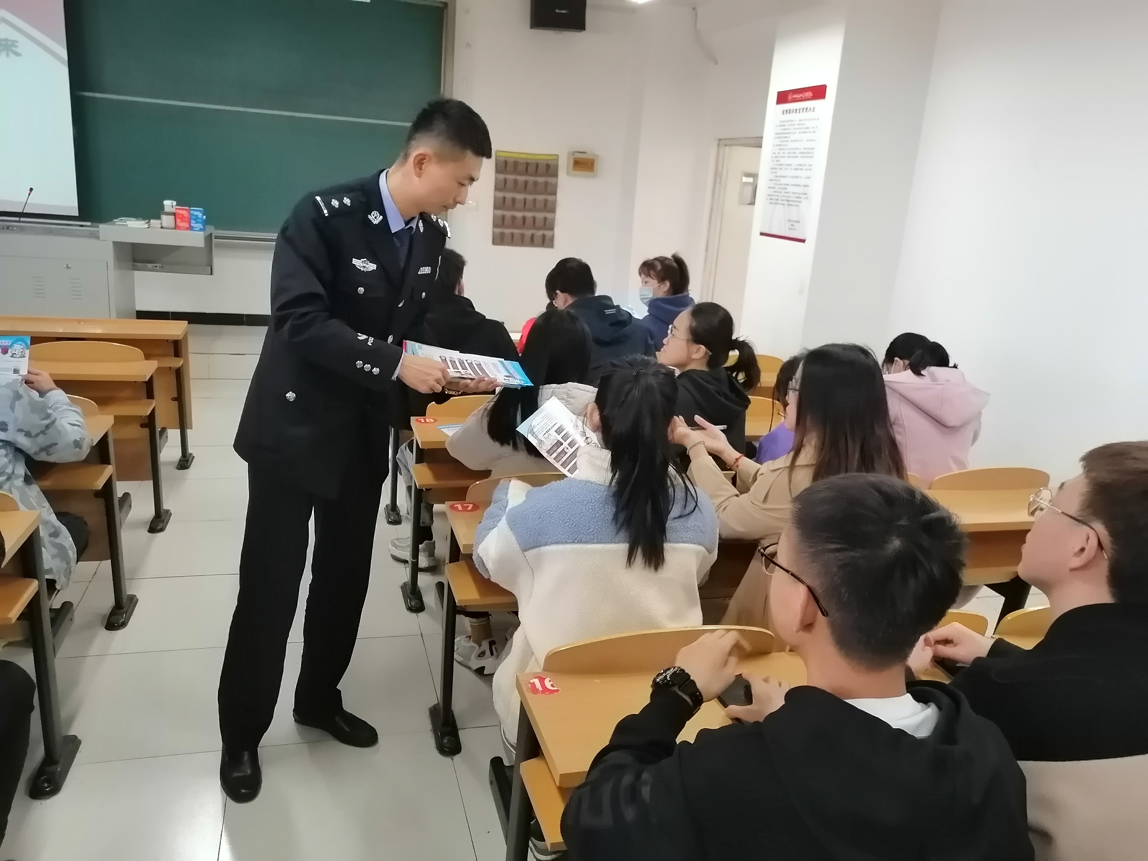 学校开展防范电信诈骗及毒品安全知识讲座