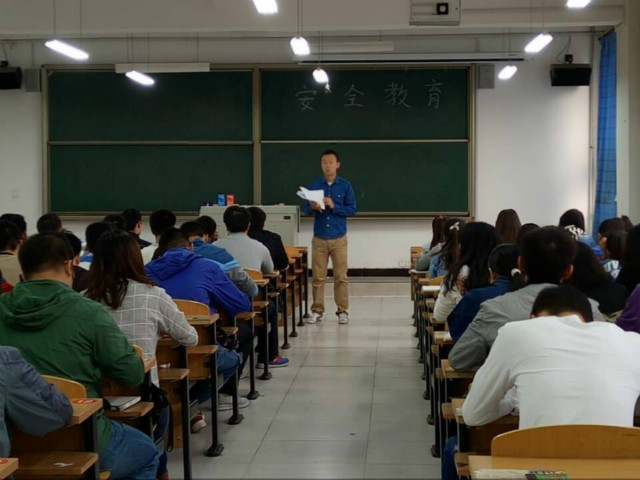 时刻绷紧一根弦 保持一颗平常心——经管系大学生防诈骗主题班会