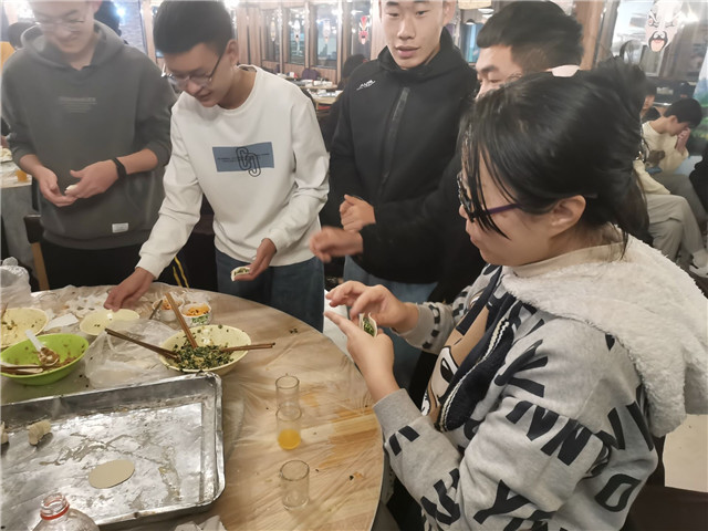 智能工程学院举办“情暖冬至,‘饺饺’连心”冬至包饺子活动