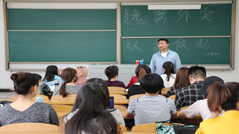 远离外卖,从我做起——外语系开展食品安全主题班会