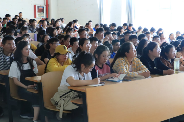 经济与管理学院开展安全教育主题班会