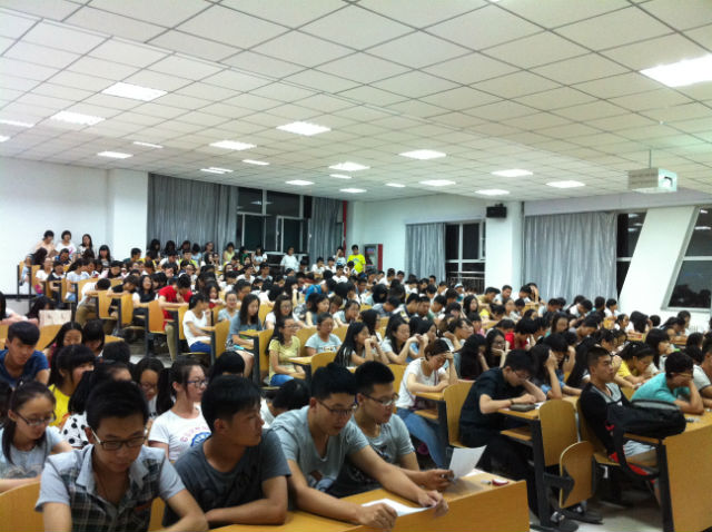 给大一最后的时光交一份“诚信答卷”——经管系13级国贸、区域、旅游专业“诚信考试”主题班会圆满举行