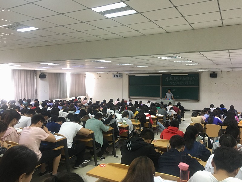 淬炼商学院2016级召开疫病防控、饮食卫生主题教育班会