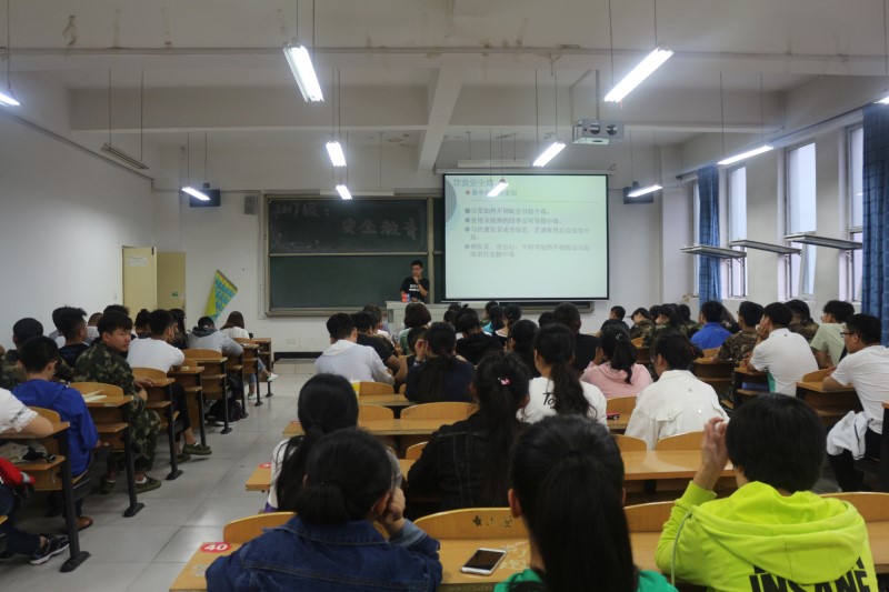 环境科学与食品工程系召开2017级新生入学教育大会