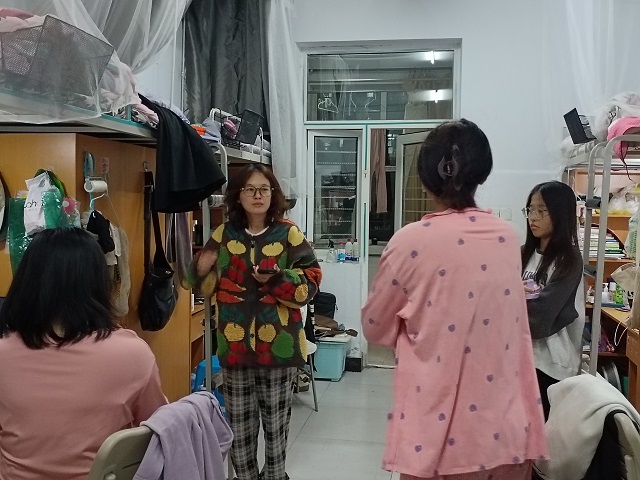 【学生管理】关怀入“寝” 安全进“室” ——商务英语学院开展宿舍安全卫生检查工作