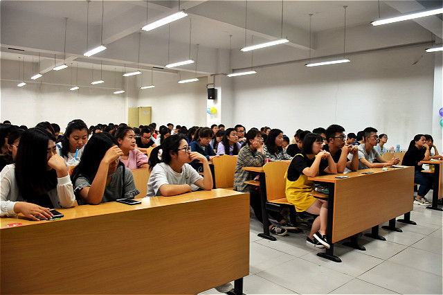 关爱心灵,共筑和谐校园——经济与管理学院心理健康日主题班会