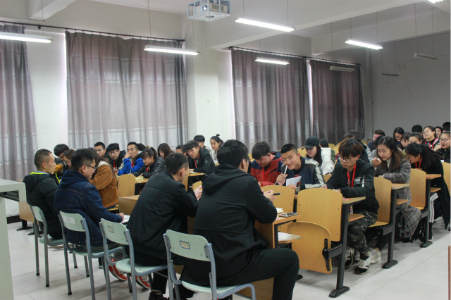 人人提案创新 凝聚教育核心——经济管理系学生座谈会