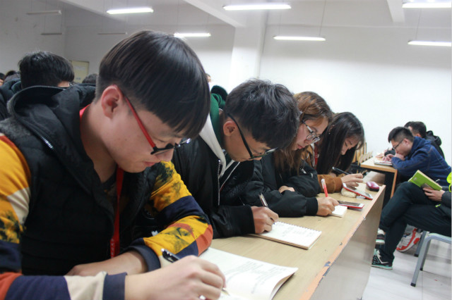 人人提案创新 凝聚教育核心——经济管理系学生座谈会