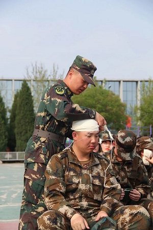 习战地救护知识 悟团队精神