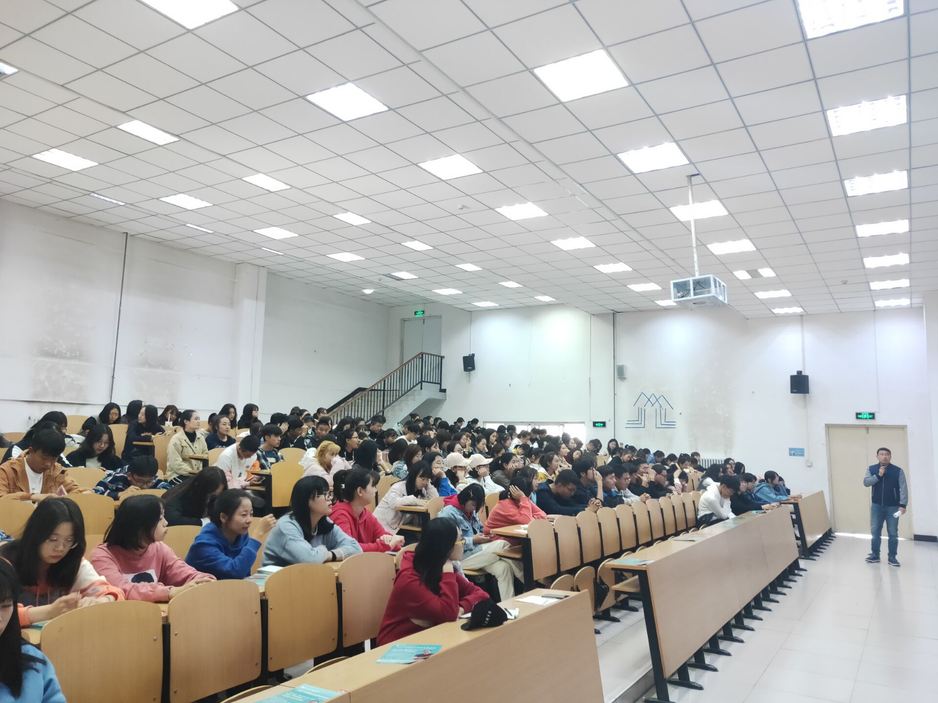淬炼商学院2019级开展“双十一”理性消费座谈会