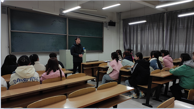 食品与环境学院召开清明假期安全主题班会