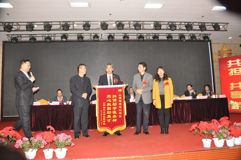 捐资助学暖桑梓，爱心救困助英才