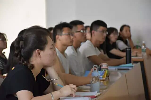 乘梦想之舟,扬帆起航——经济与管理学院毕业生就业教育