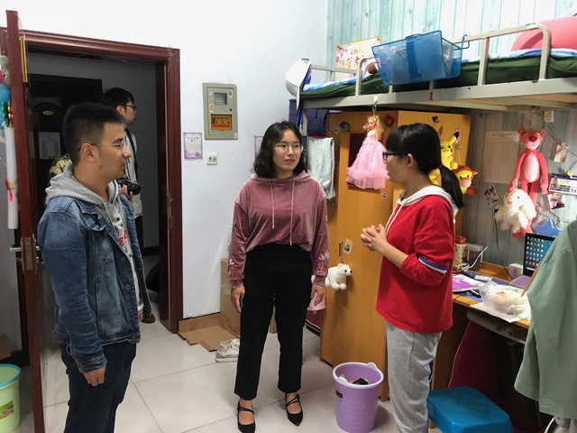 走访心系学子 情意温暖人心
