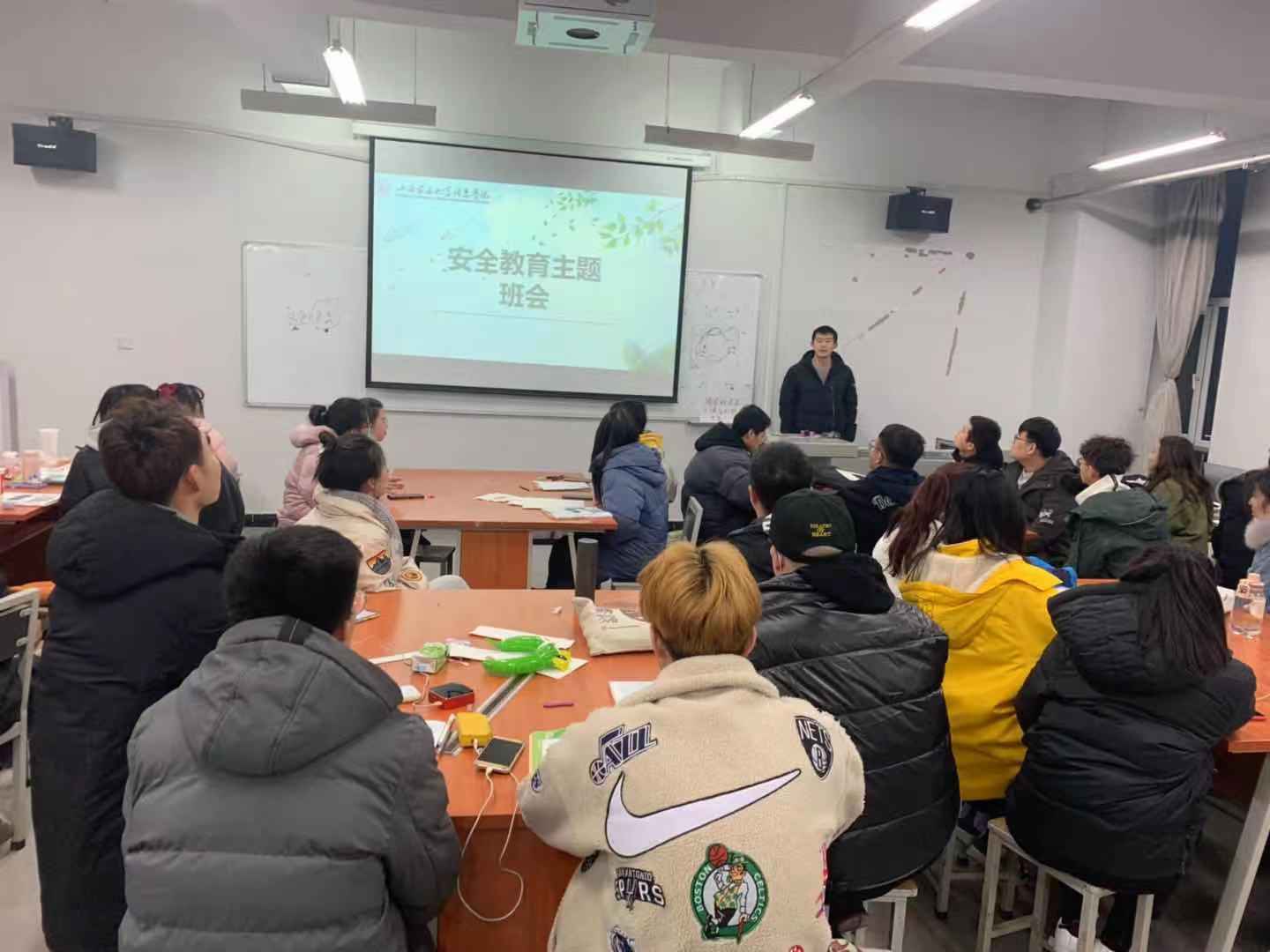 艺术传媒学院开展假期安全教育主题班会