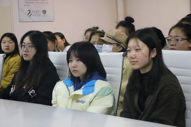 商务英语学院开展“我为学院办实事”活动——思政专业专班辅导