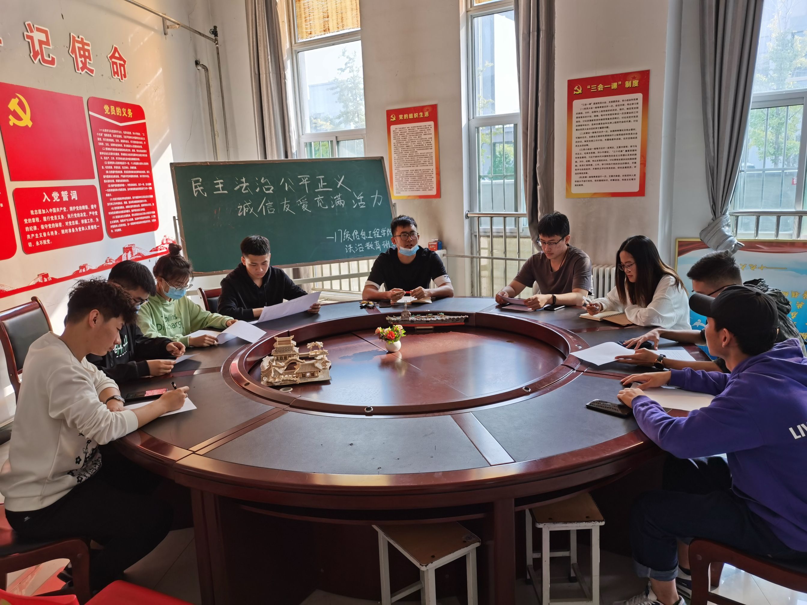 大数据学院、信息工程学院开展了“加强法制宣传教育，提高师生法律素质”专题讲座