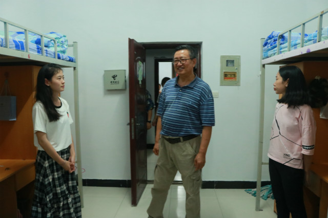 经济与管理学院师生携手走进2019级新生宿舍