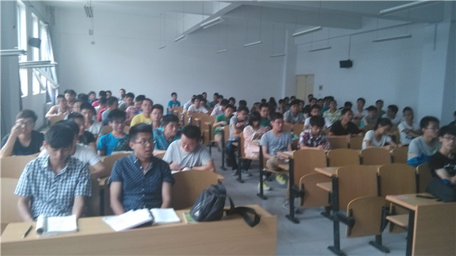 感动中国•感动你我——记机电系13级机制专业开展学习感动中国2013年度人物先进事迹主题班会