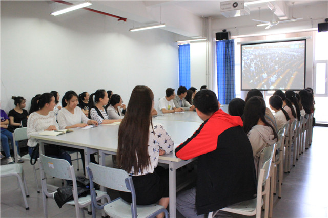 淬炼商学院组织师生观看纪念马克思诞辰200周年大会