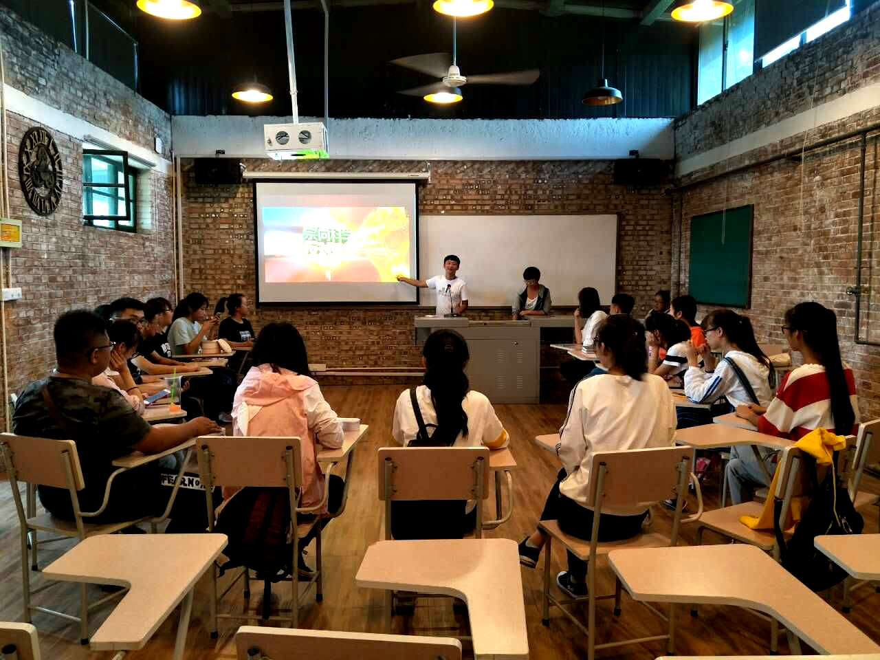 崇尚科学,反对邪教——远景学院开展反邪教主题班会