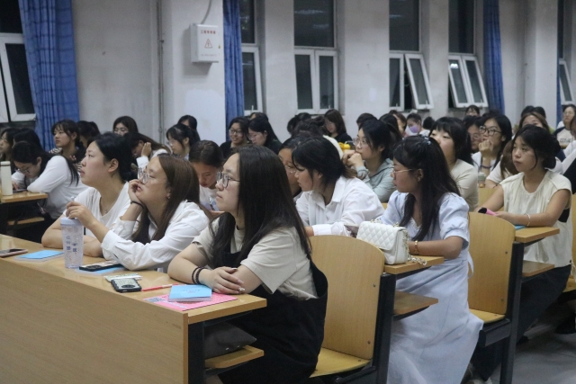 【迎新工作】筑梦新起点 蓄力向未来 ——商务英语学院新生见面会