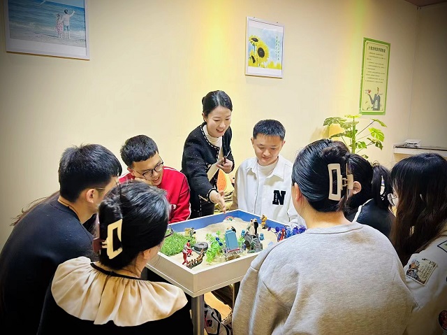 提升团队心理沙盘技能,护航学生心灵健康成长——智能工程学院开展辅导员团体沙盘体验