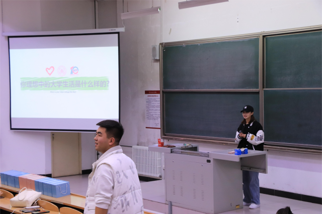 踏满路荆棘而行 奔黎明光景前去—记第四届“拥抱阳光,青春无悔”精神卫生月专题活动之听学长学姐讲大学那些事