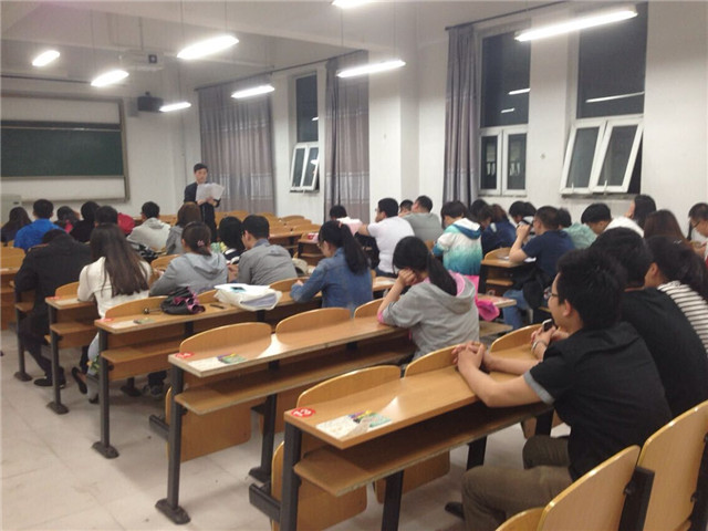 经济管理系辅导员召开大学生安全教育主题班会